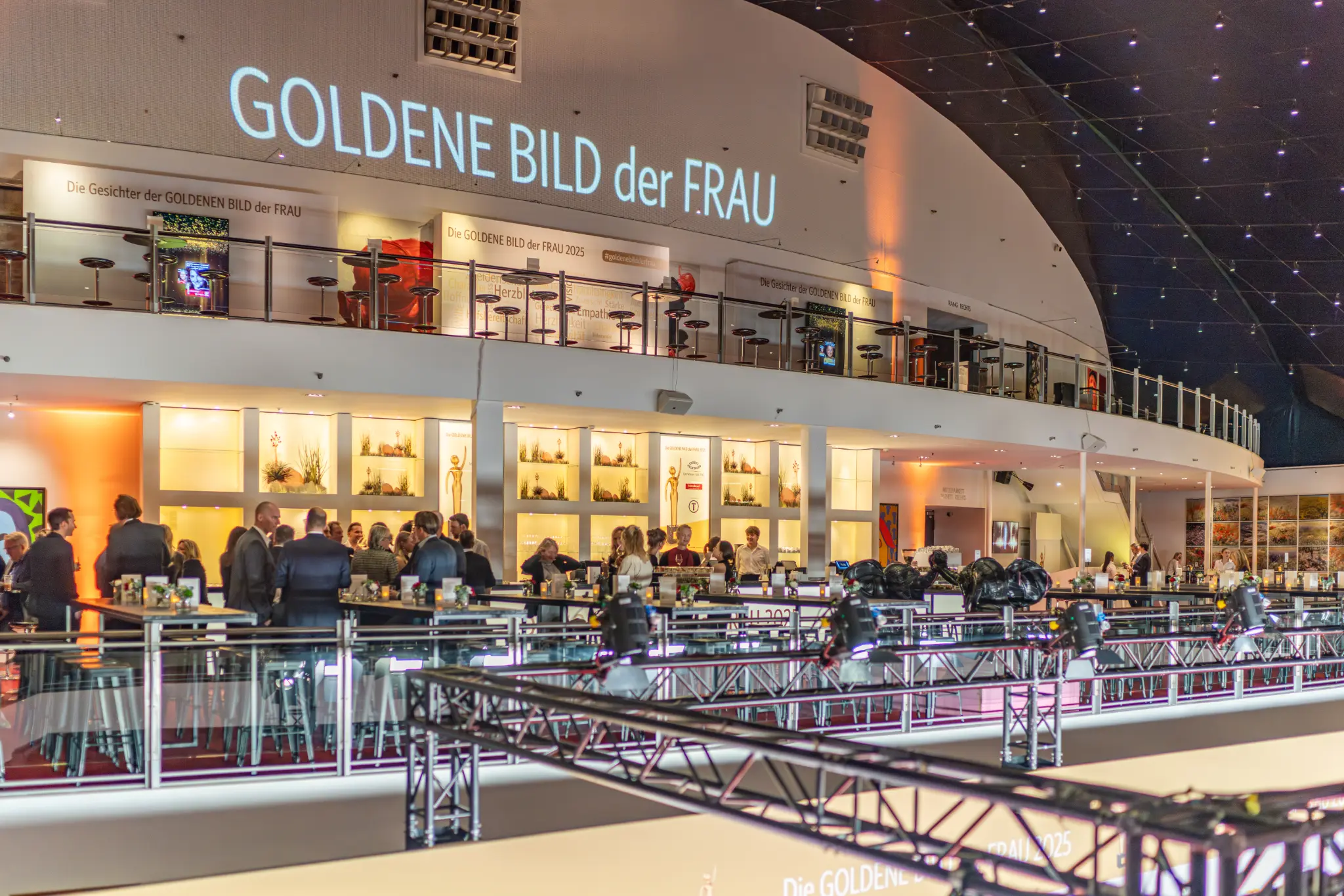 Goldene BILD der FRAU – Applaus