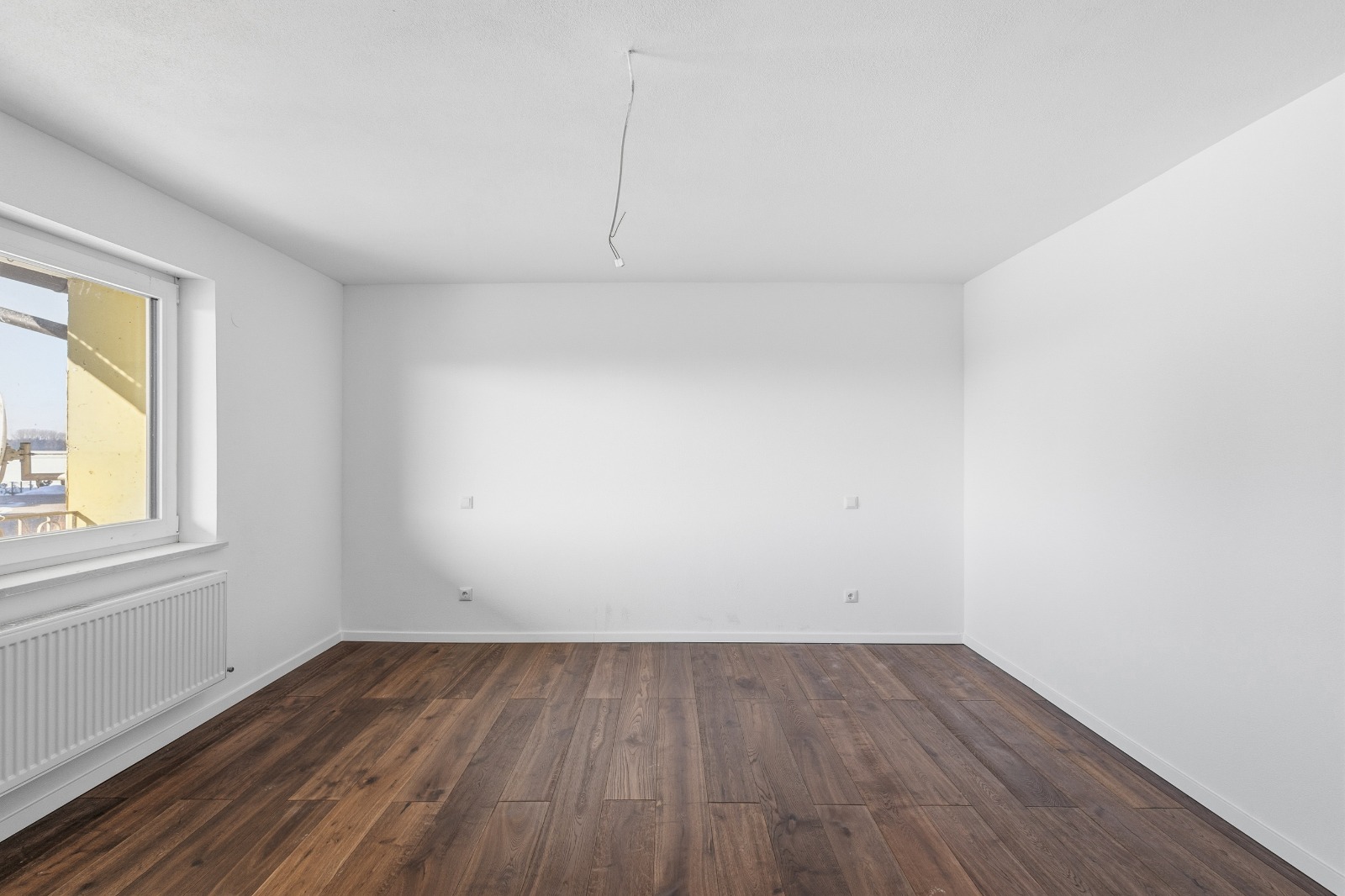 Leerer Raum mit Holzboden vor dem Virtual Staging