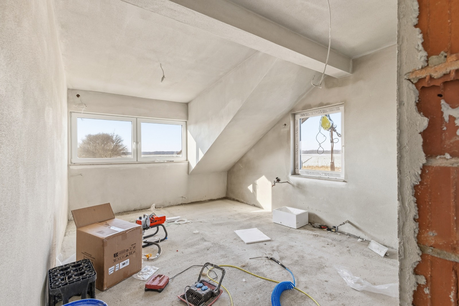 Rohbau Dachgeschoss mit Werkzeug und Baumaterial
