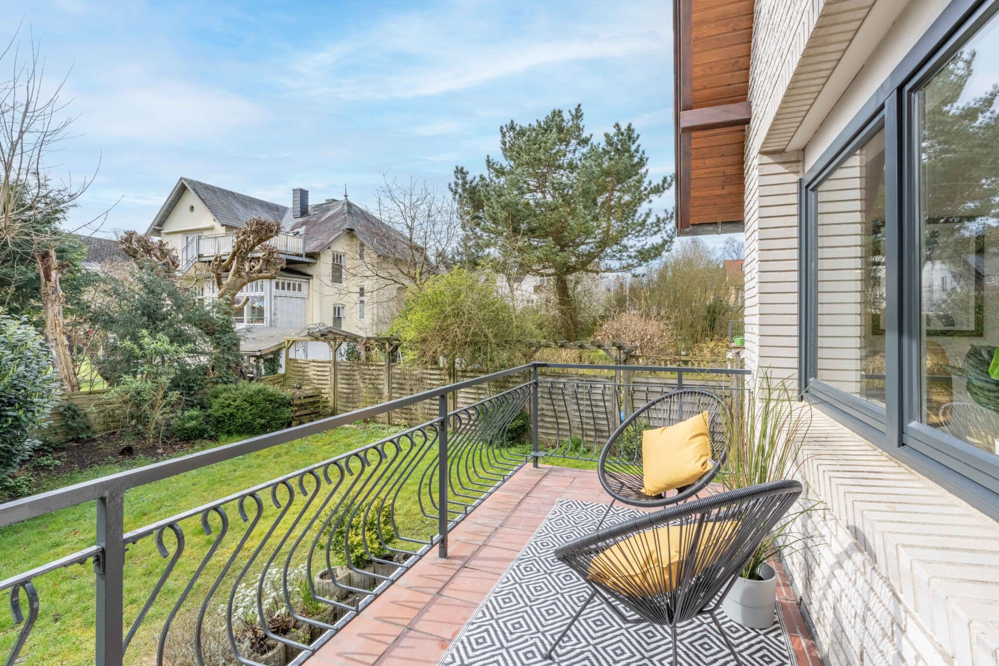 Villa Glücksburg – Salon mit Bücherregal