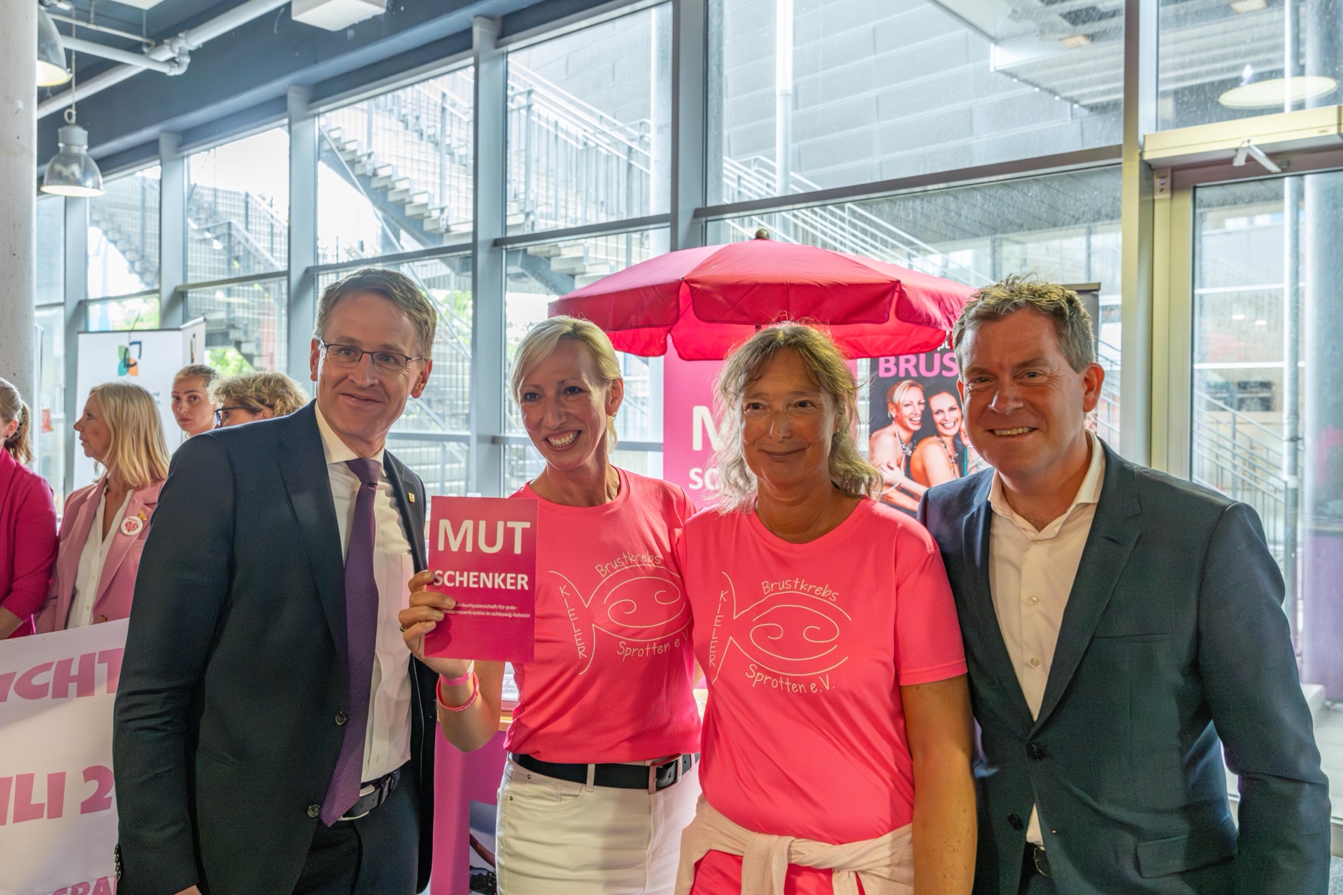 Ministerpräsident Daniel Günther mit Brustkrebs-Sprotten am Deutschen Landfrauentag Kiel