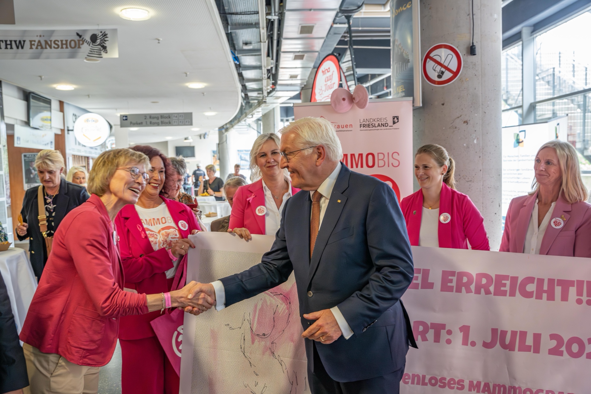Bundespräsident Steinmeier Handschlag beim Deutschen Landfrauentag Kiel