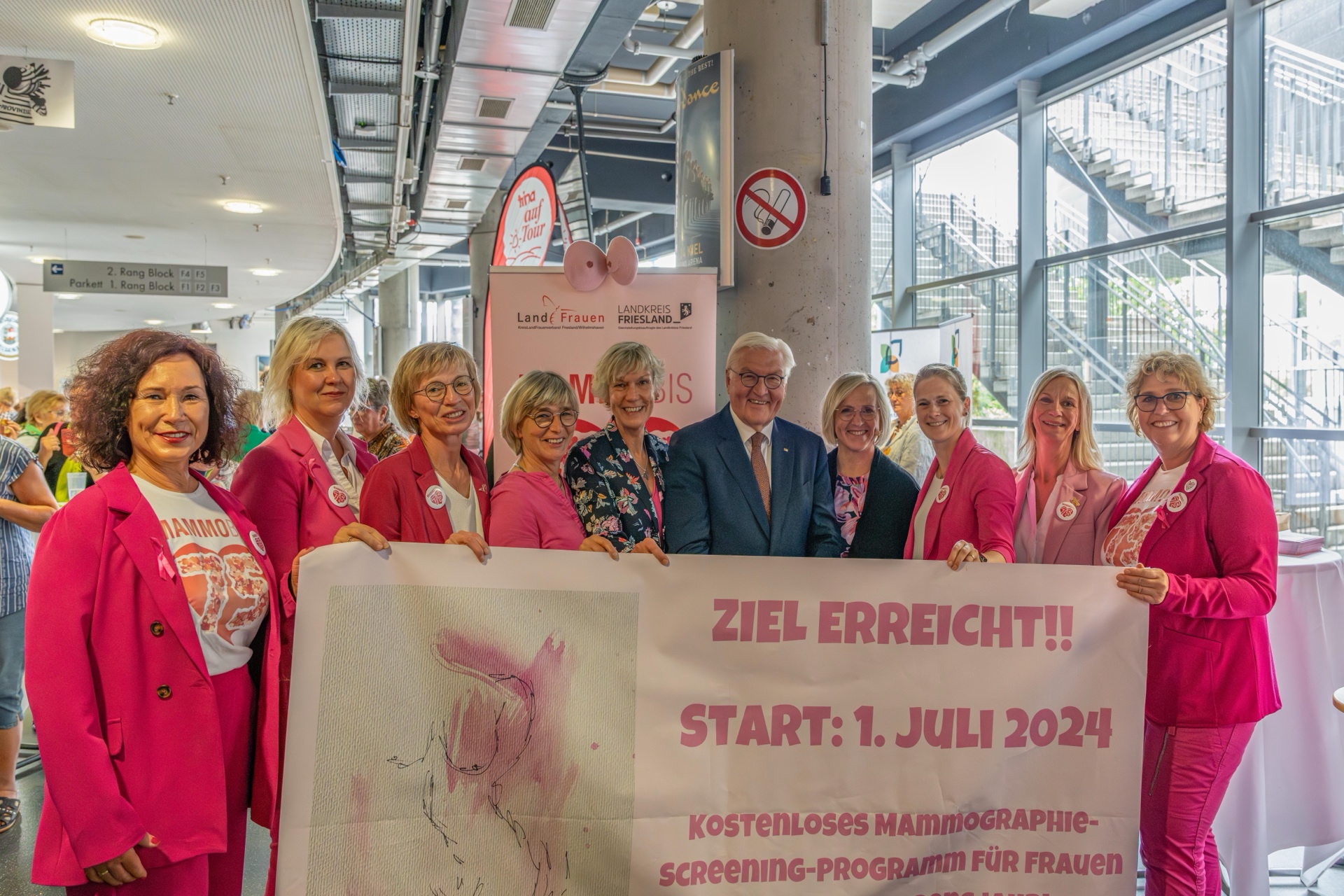 Bundespräsident Steinmeier mit Gruppe und Banner beim Deutschen Landfrauentag Kiel