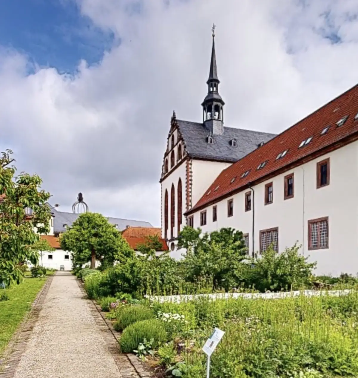 Kloster Fulda – Außenansicht mit Klostergarten