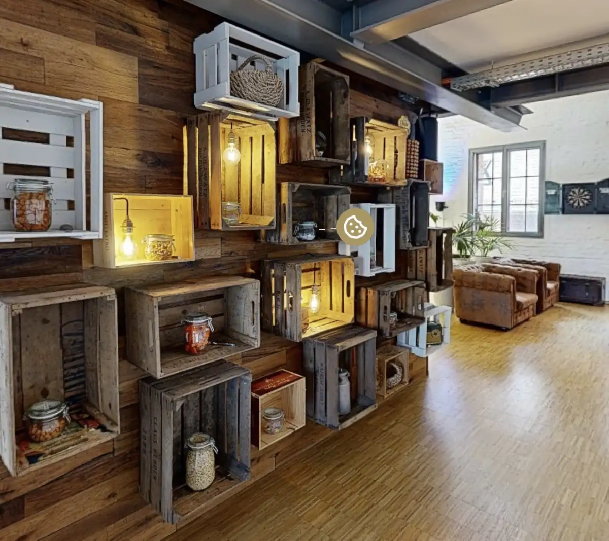 Thunderbolt Collectiv Berlin – Lounge mit Holzkisten-Regal und Edison-Birnen