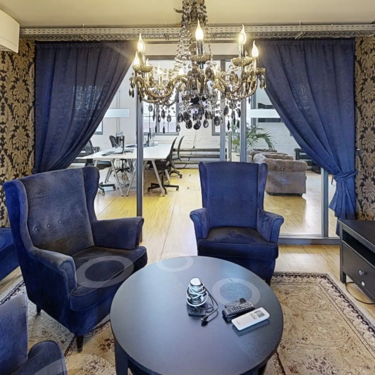 Thunderbolt Collectiv Berlin – Eleganter Meetingraum mit Kronleuchter und Samtsessel