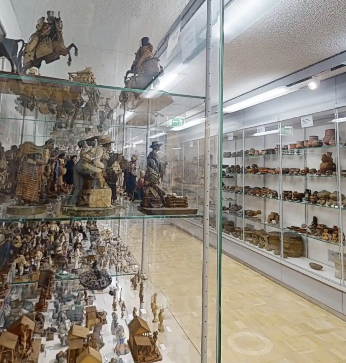 Übersee-Museum Bremen – Detail Figuren und Keramik in Glasvitrinen