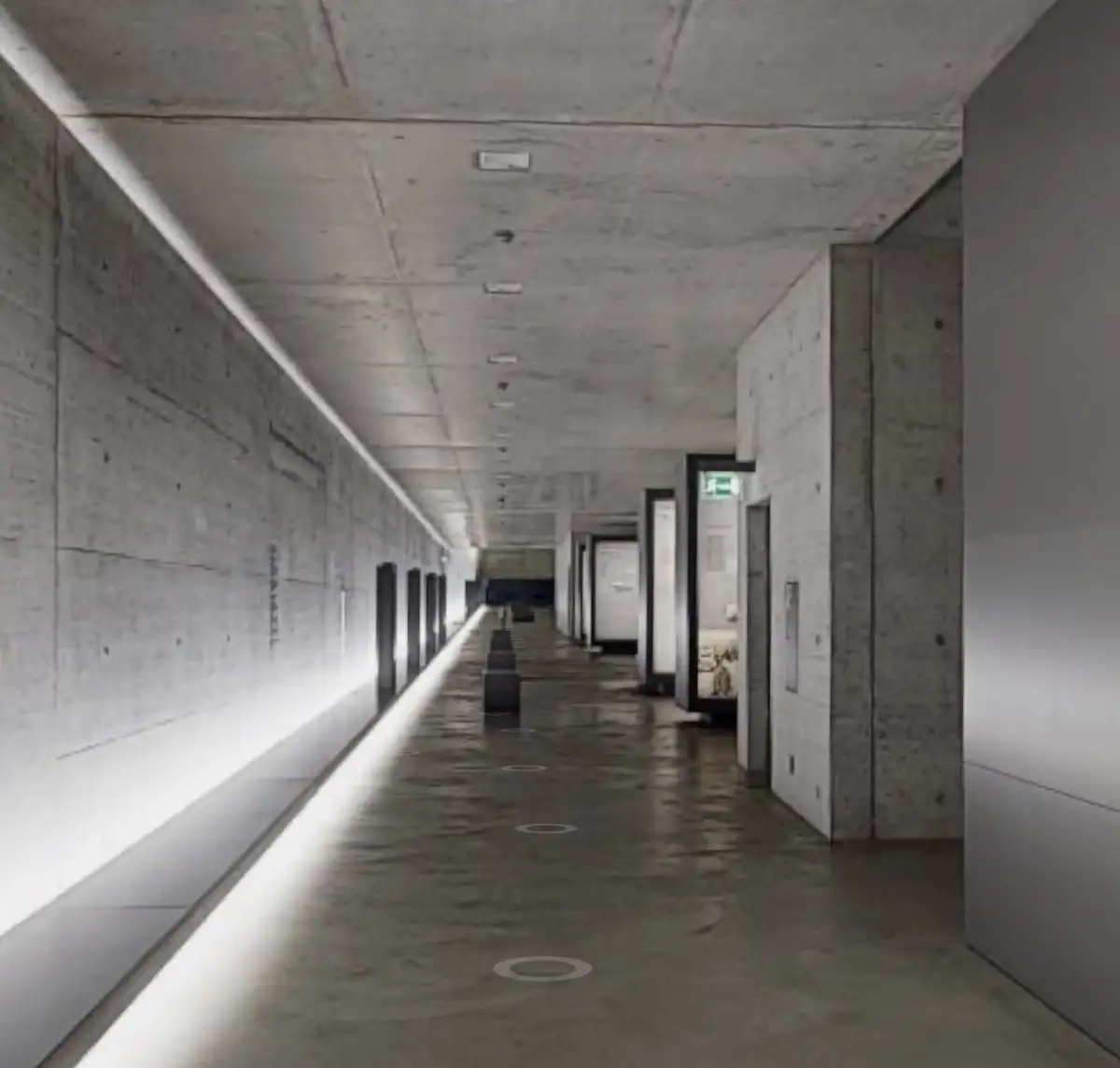 Gedenkstätte Bergen-Belsen – Betongang mit Lichtleiste im Dokumentationszentrum