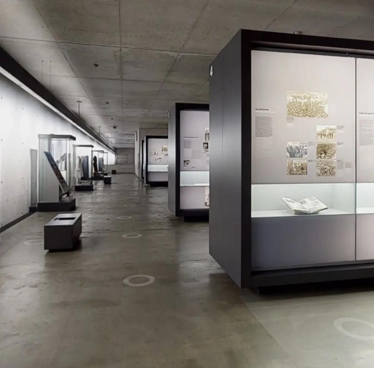 Gedenkstätte Bergen-Belsen – Ausstellungsraum mit Dokumenten-Vitrinen