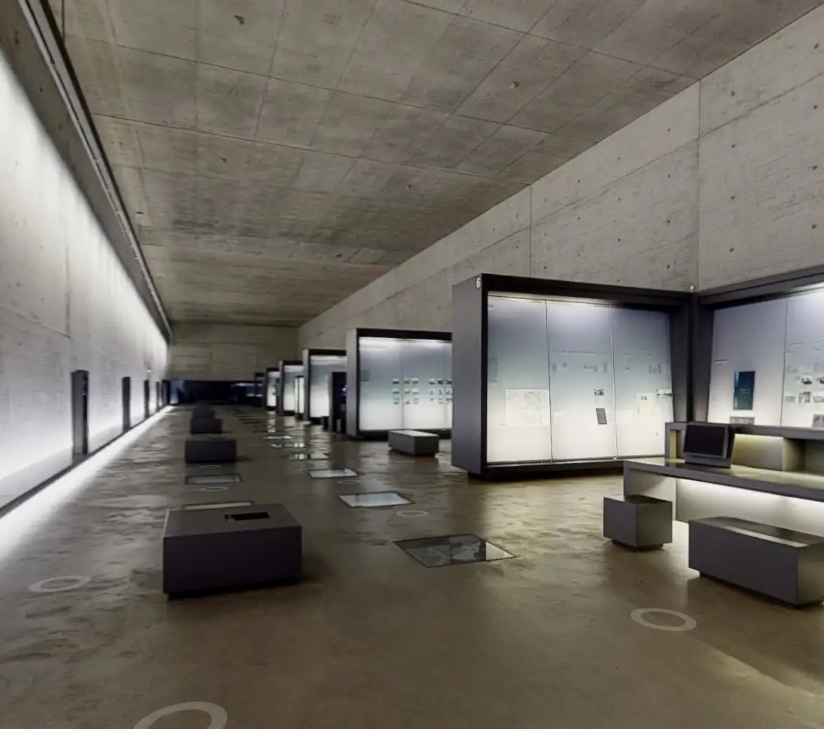 Gedenkstätte Bergen-Belsen – Ausstellungsraum mit schräger Betondecke