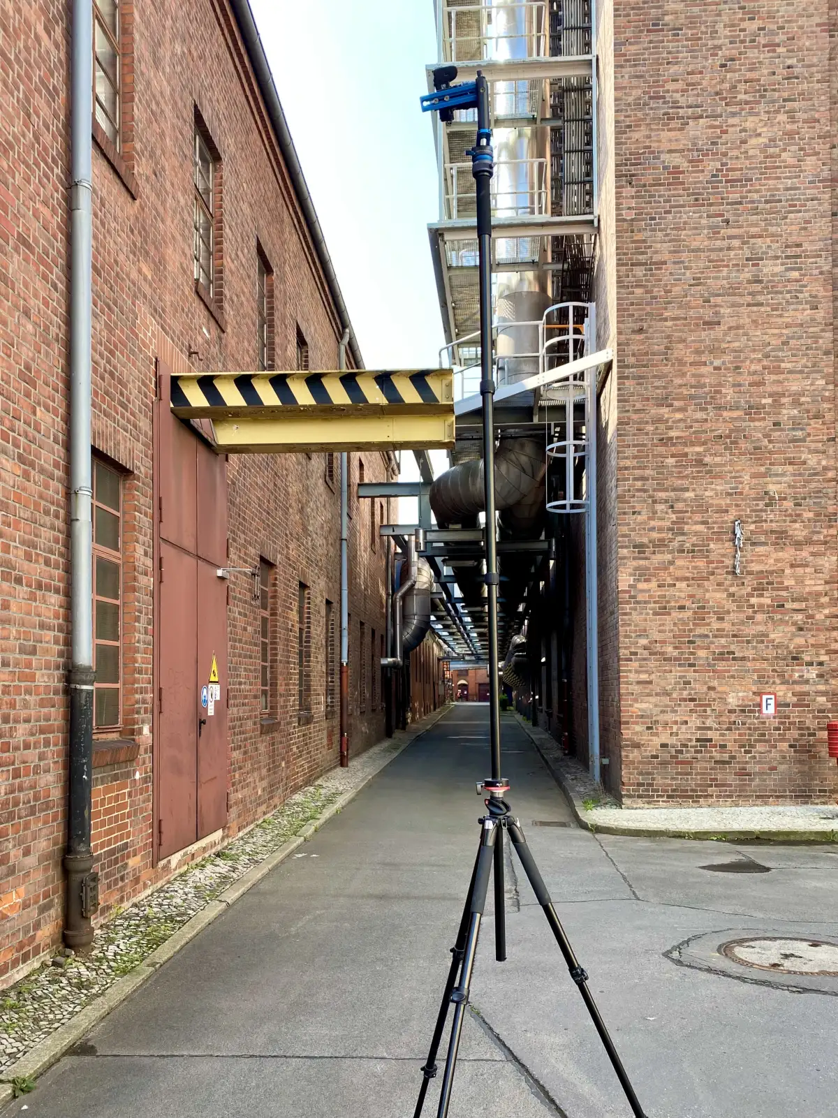360°-Kamera zwischen Backsteingebäuden – Aufnahmeprozess