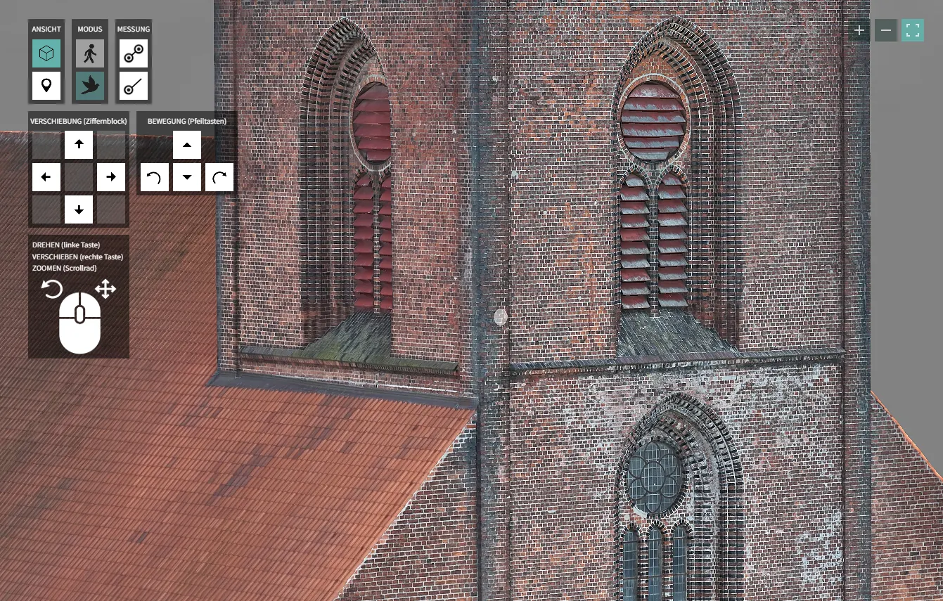 Detailansicht Fassade Nikolaikirche Kiel – gotische Fensterbögen und Backsteintextur in hoher visueller Detailtiefe