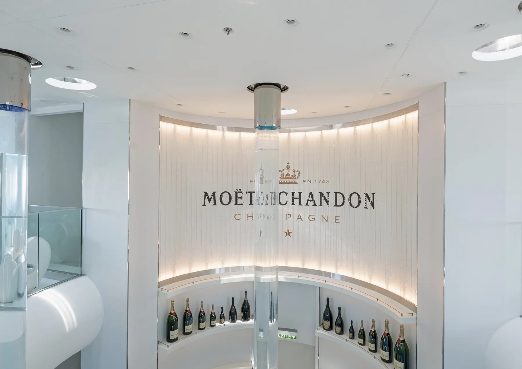 Obere Ebene der Spray Bar auf der AIDAperla mit Moët-und-Chandon-Schriftzug und Champagnerpräsentation