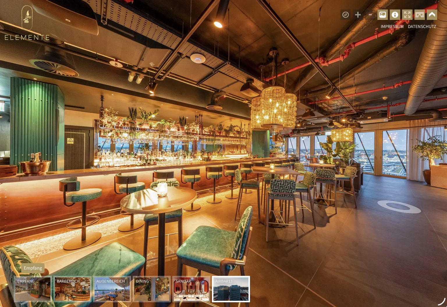 Barraum der Air Bar 13 mit goldener Beleuchtung und grünen Sitzmöbeln