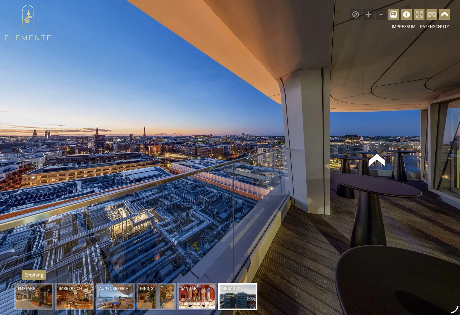 Außenterrasse der Air Bar 13 mit weitem Blick über Hamburg zur blauen Stunde
