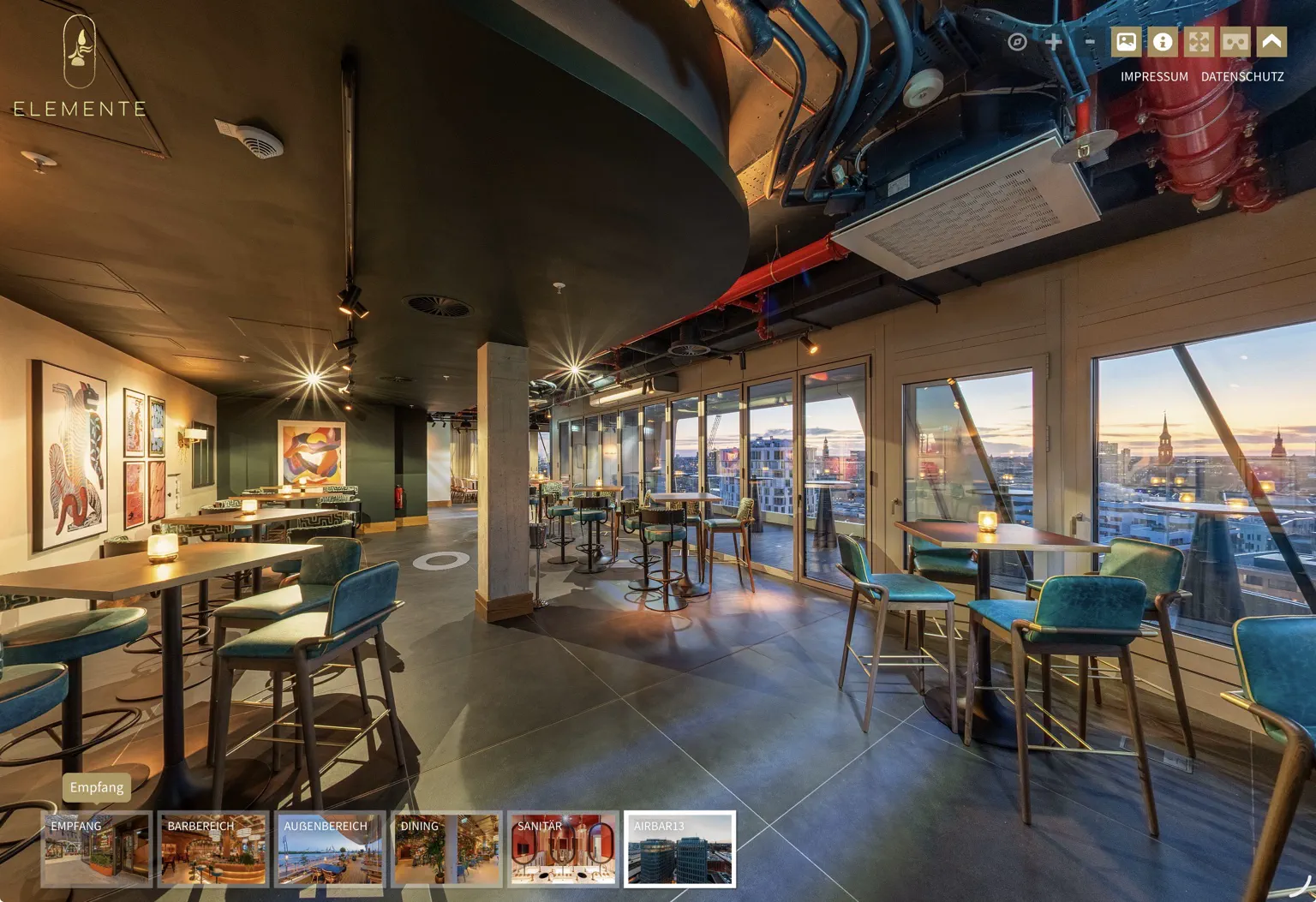 Loungebereich der Air Bar 13 mit Blick auf Hamburg in der blauen Stunde