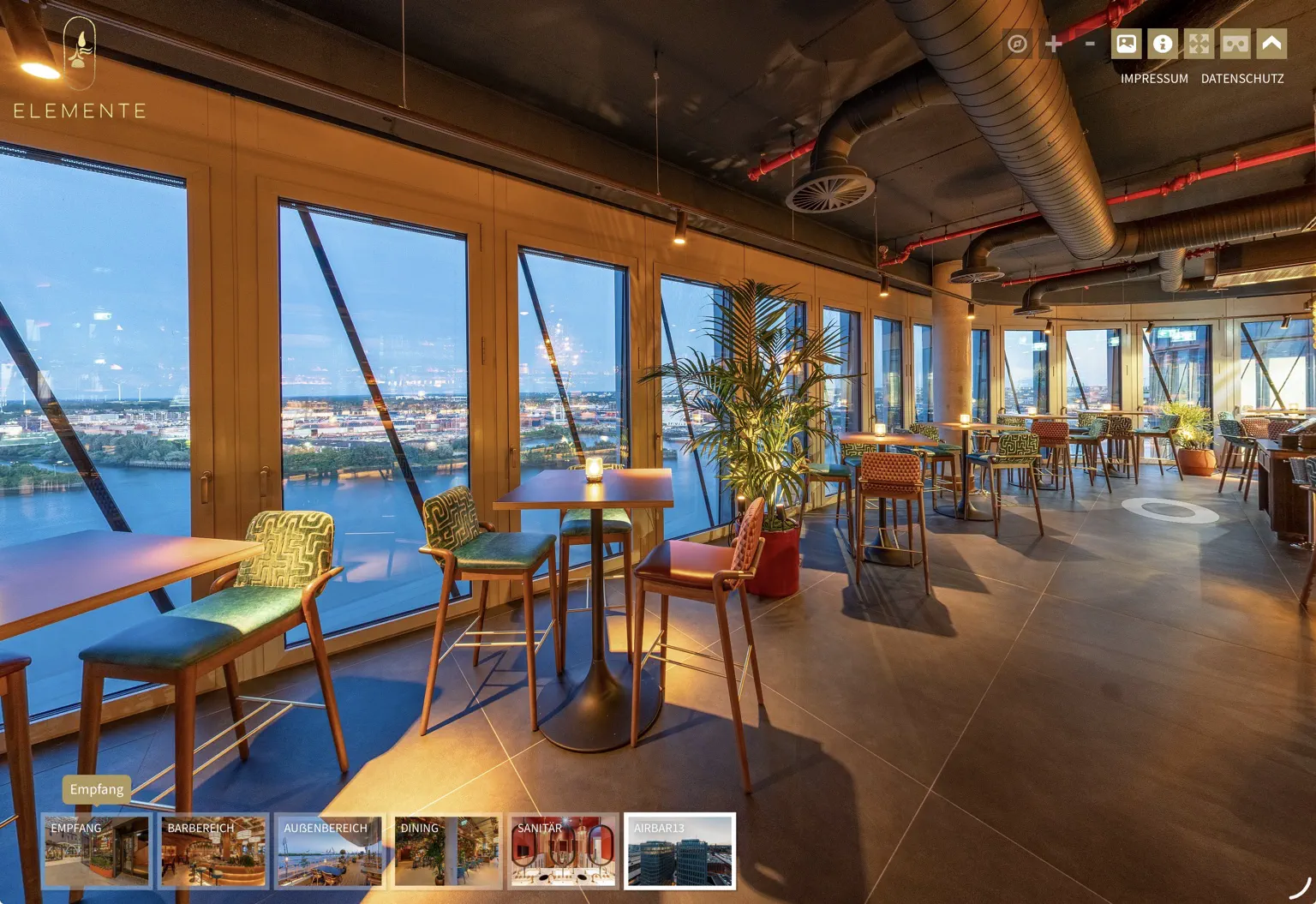 Air Bar 13 mit Panoramafenstern und Blick über die Elbe zur blauen Stunde