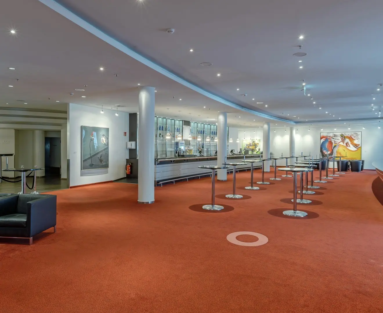 Stehtische und Barbereich im Theaterfoyer