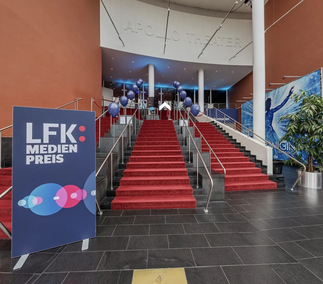 Apollo-Eingang mit LFK-Medienpreis-Beschilderung