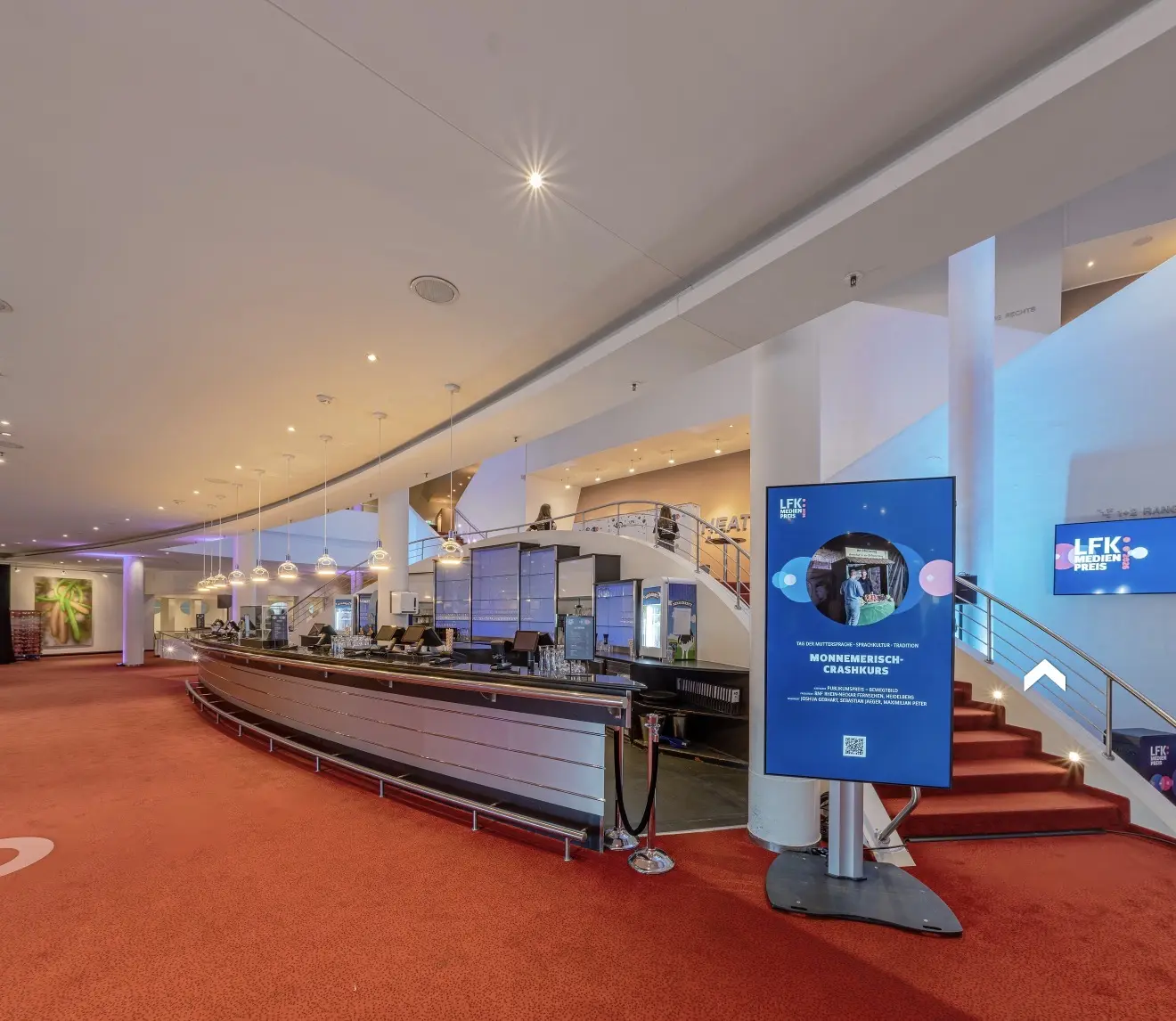 Foyerbar mit digitalen LFK-Displays