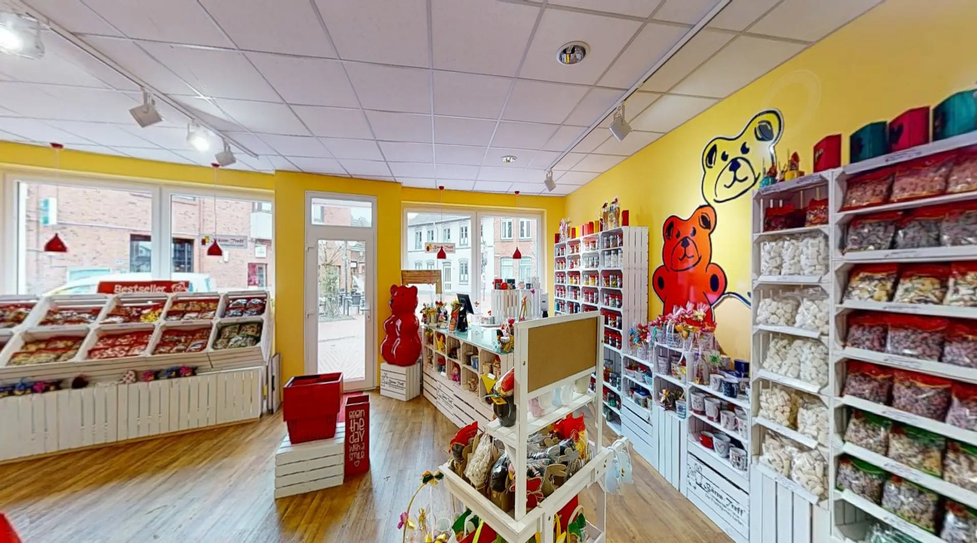 Bären-Treff Eckernförde mit farbenfrohen Süßwarenregalen im Matterport-Rundgang – räumliche Übersicht