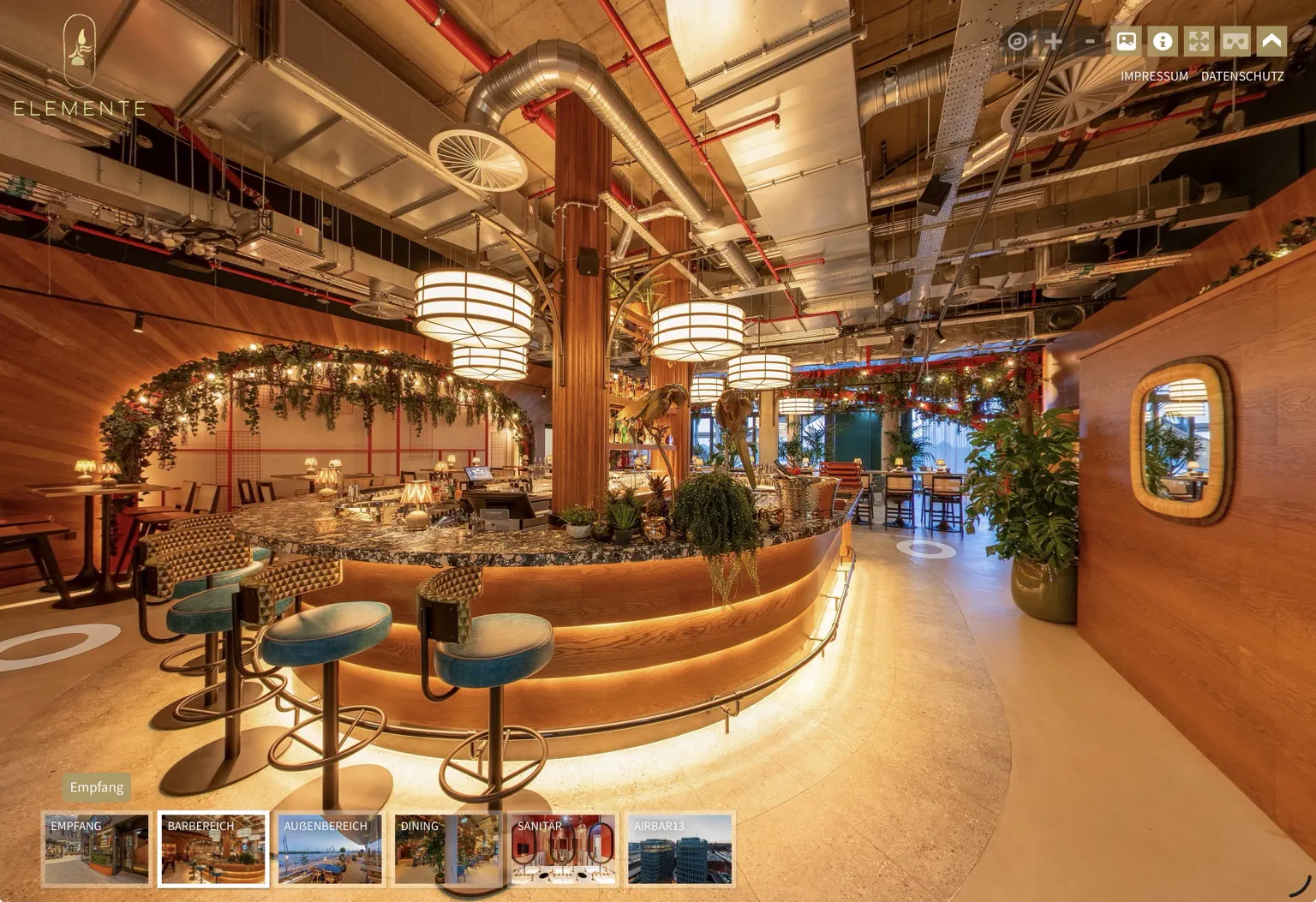 Zentrale Bar im ELEMENTE Restaurant mit warmem Licht und roten sowie grünen Akzenten