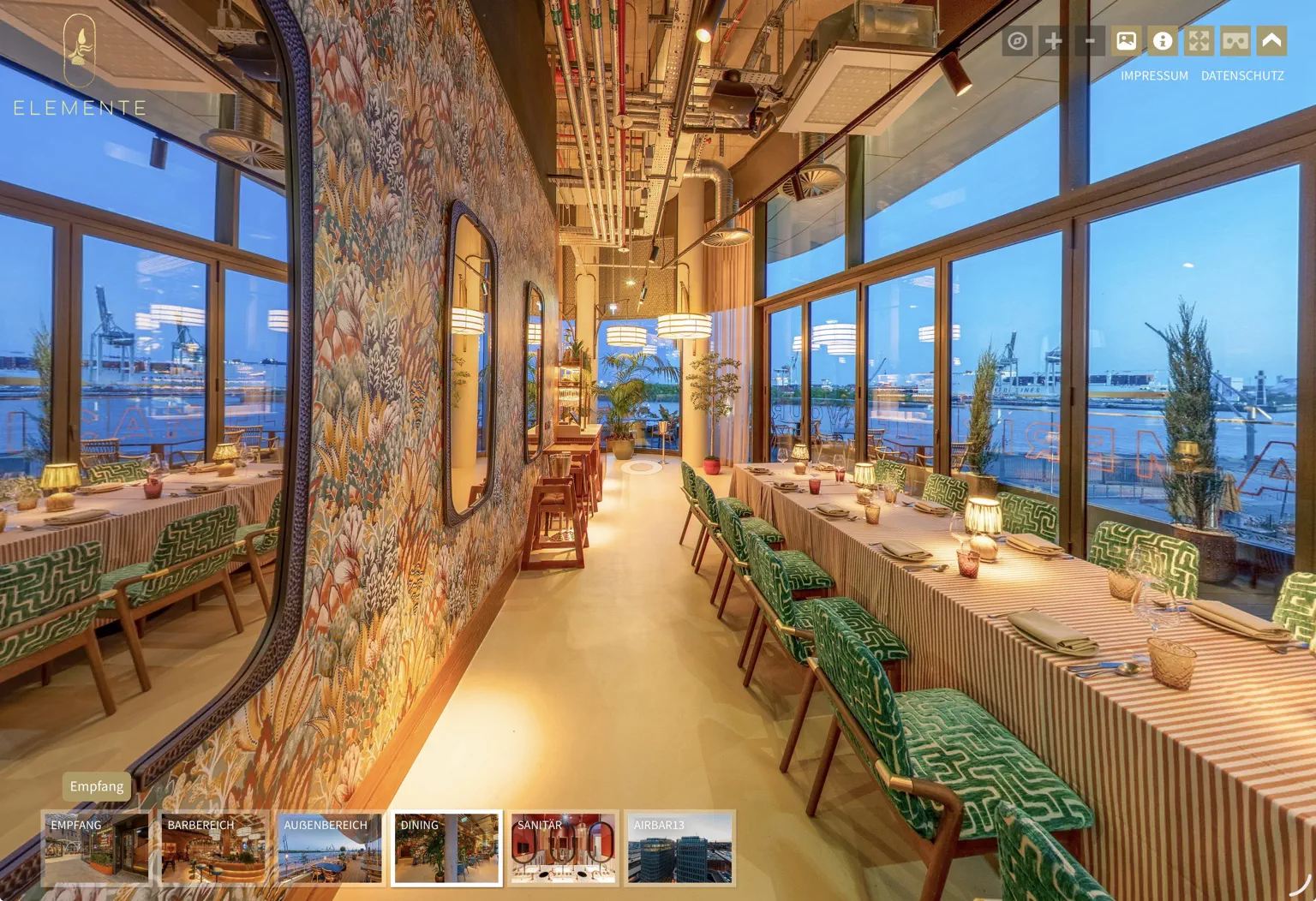 Speisebereich des ELEMENTE Restaurants mit Elbblick in der blauen Stunde