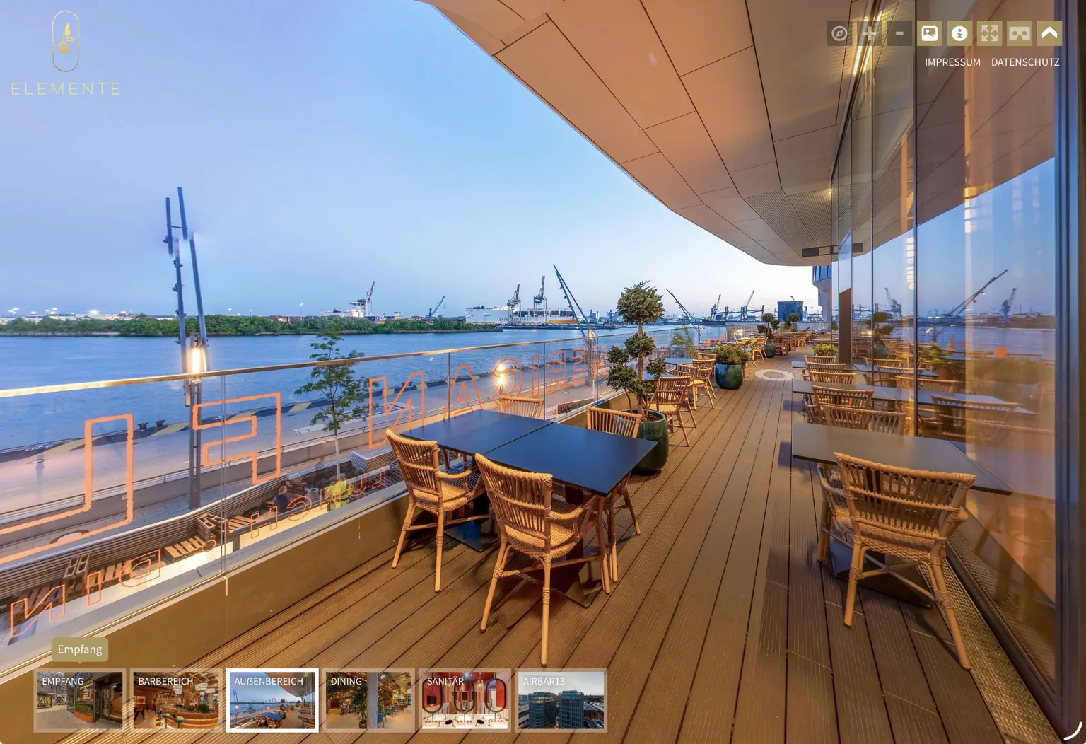 Terrasse des ELEMENTE Restaurants an der Elbe während der blauen Stunde