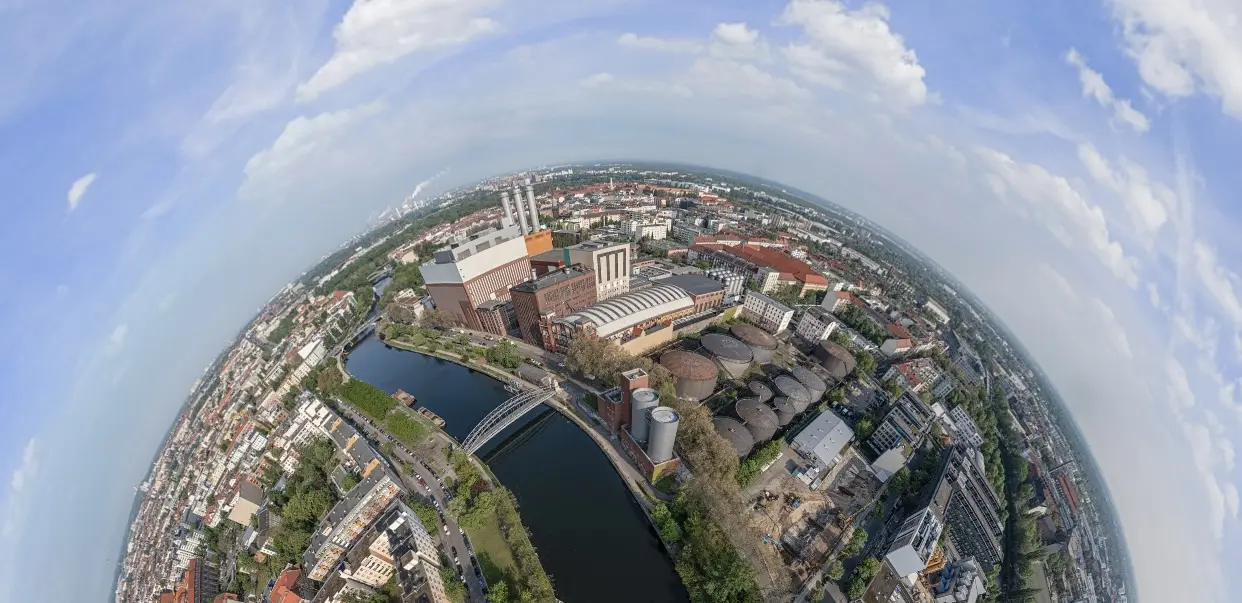Little-Planet-Luftansicht des Heizkraftwerks Charlottenburg und seines städtischen Umfelds