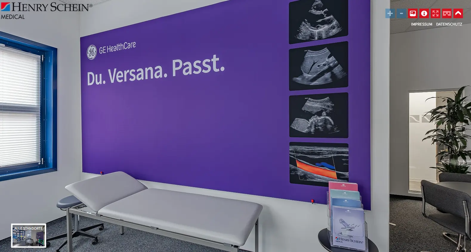 GE-HealthCare-Präsentationswand mit Untersuchungsliege im Henry-Schein-Medical-Showroom