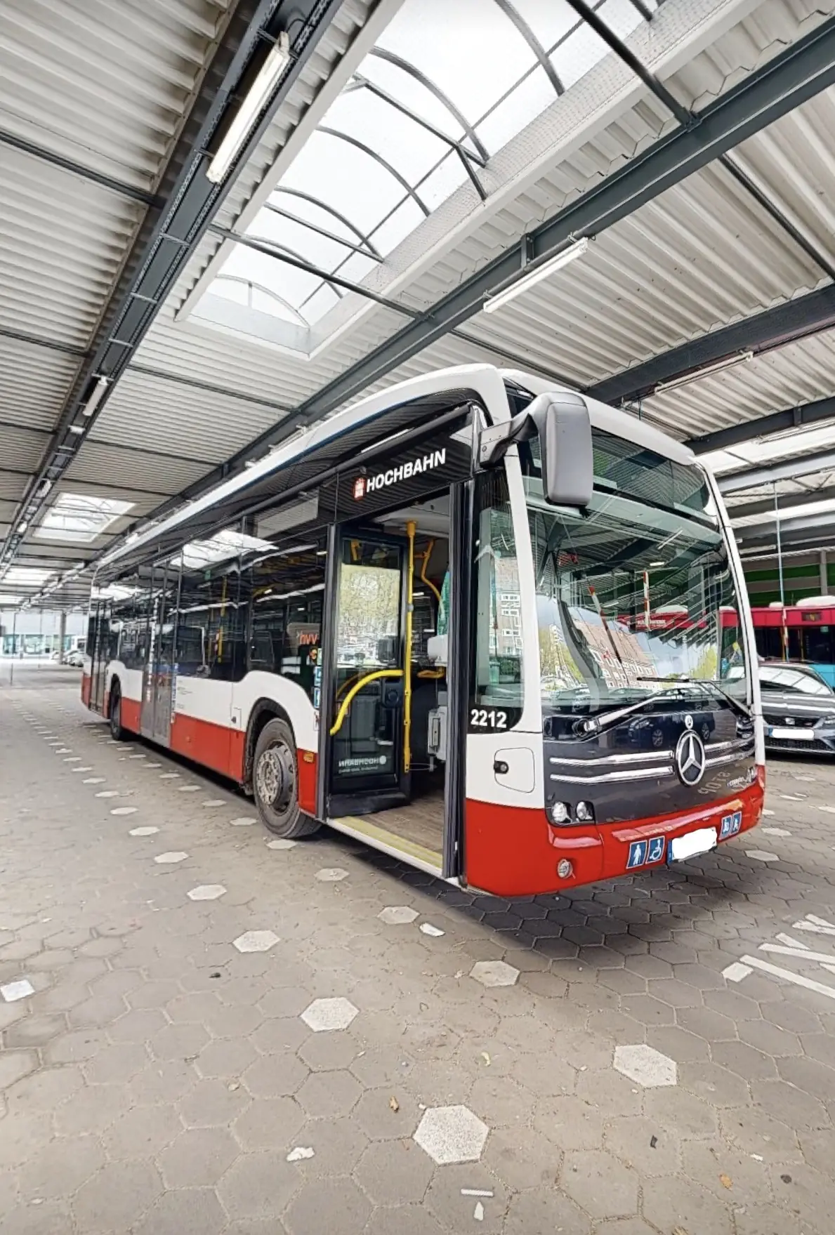 Elektrobus der Hamburger Hochbahn in einer Betriebshalle – digitalisiert von LINSENSPEKTRUM für Ströer und Hamburger Buswerbung