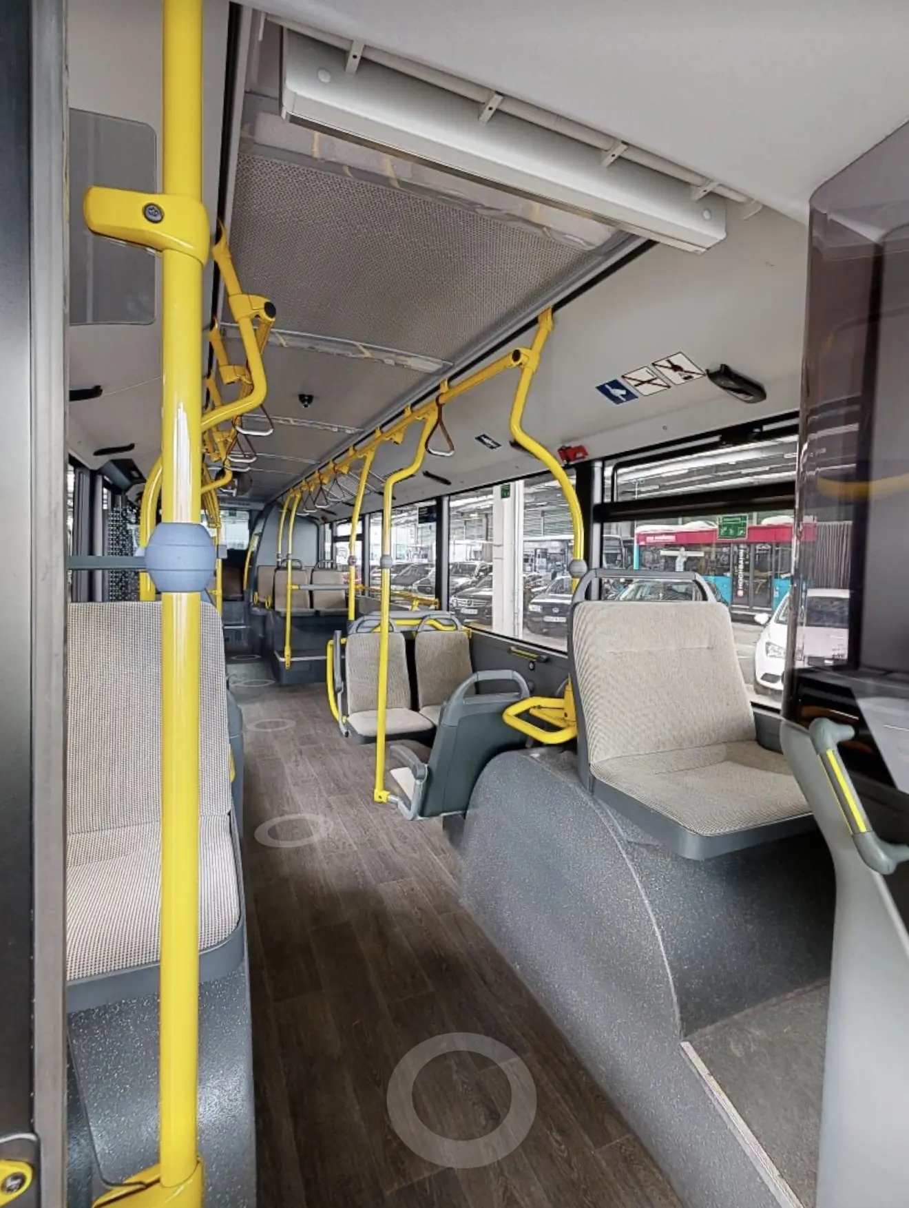 Matterport-3D-Rundgang durch den vorderen Fahrgastbereich des Hamburger Hochbahn Elektrobus