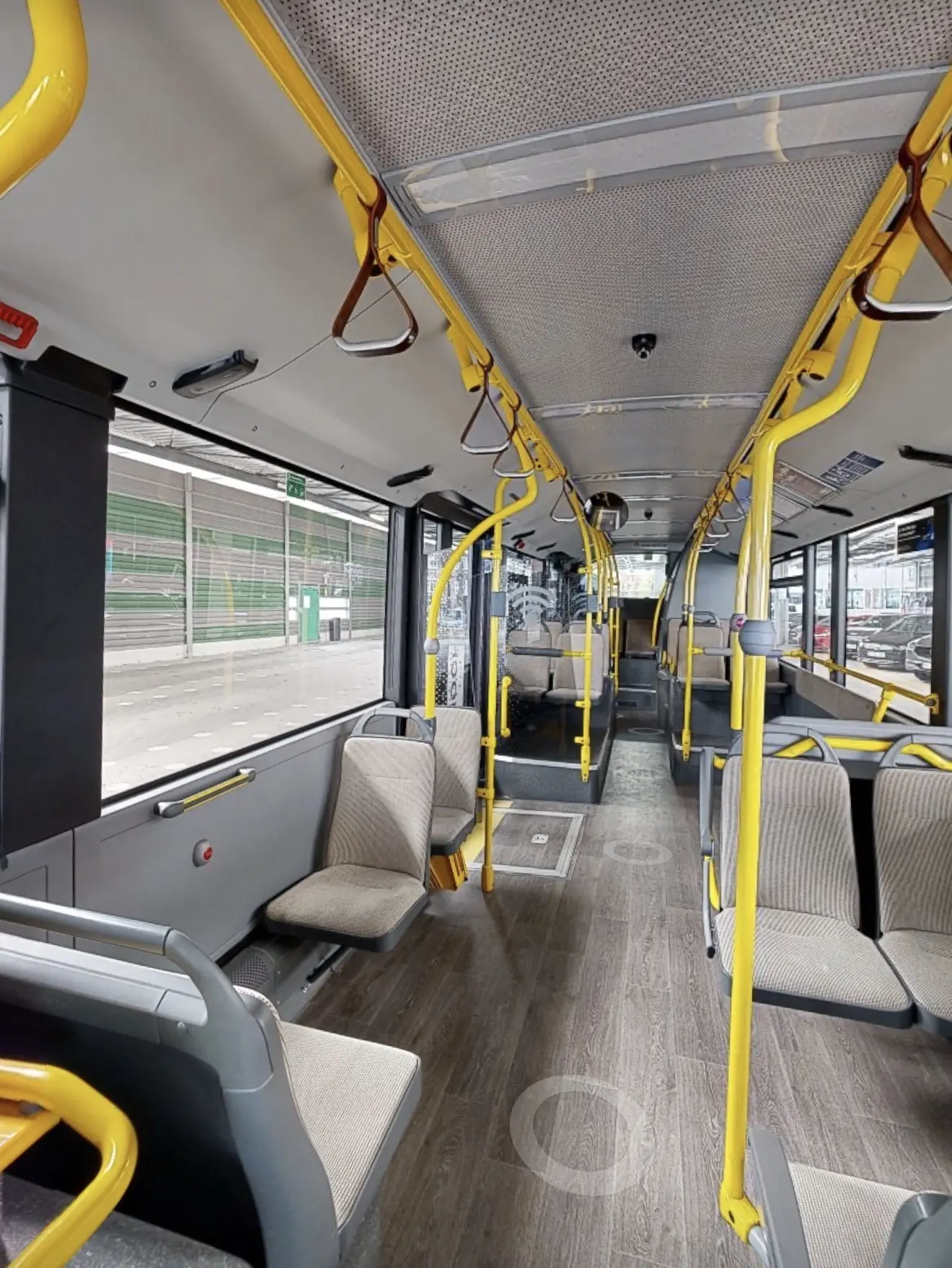 Digitalisierter Mittelgang mit Sitzen, Haltestangen und Fensterflächen im Hamburger Hochbahn Elektrobus
