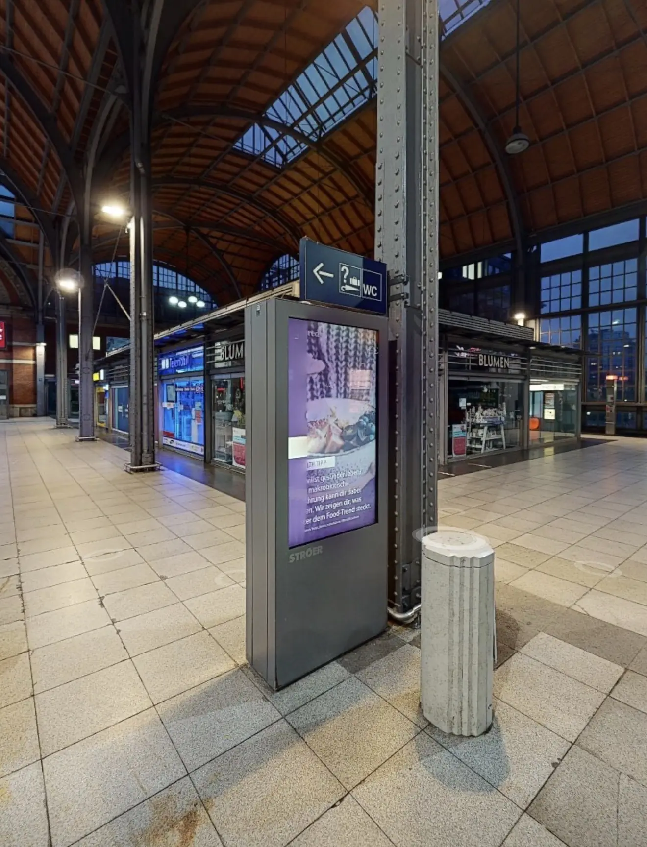 Digitale Ströer-Werbestele in der Bahnhofshalle des Kieler Hauptbahnhofs