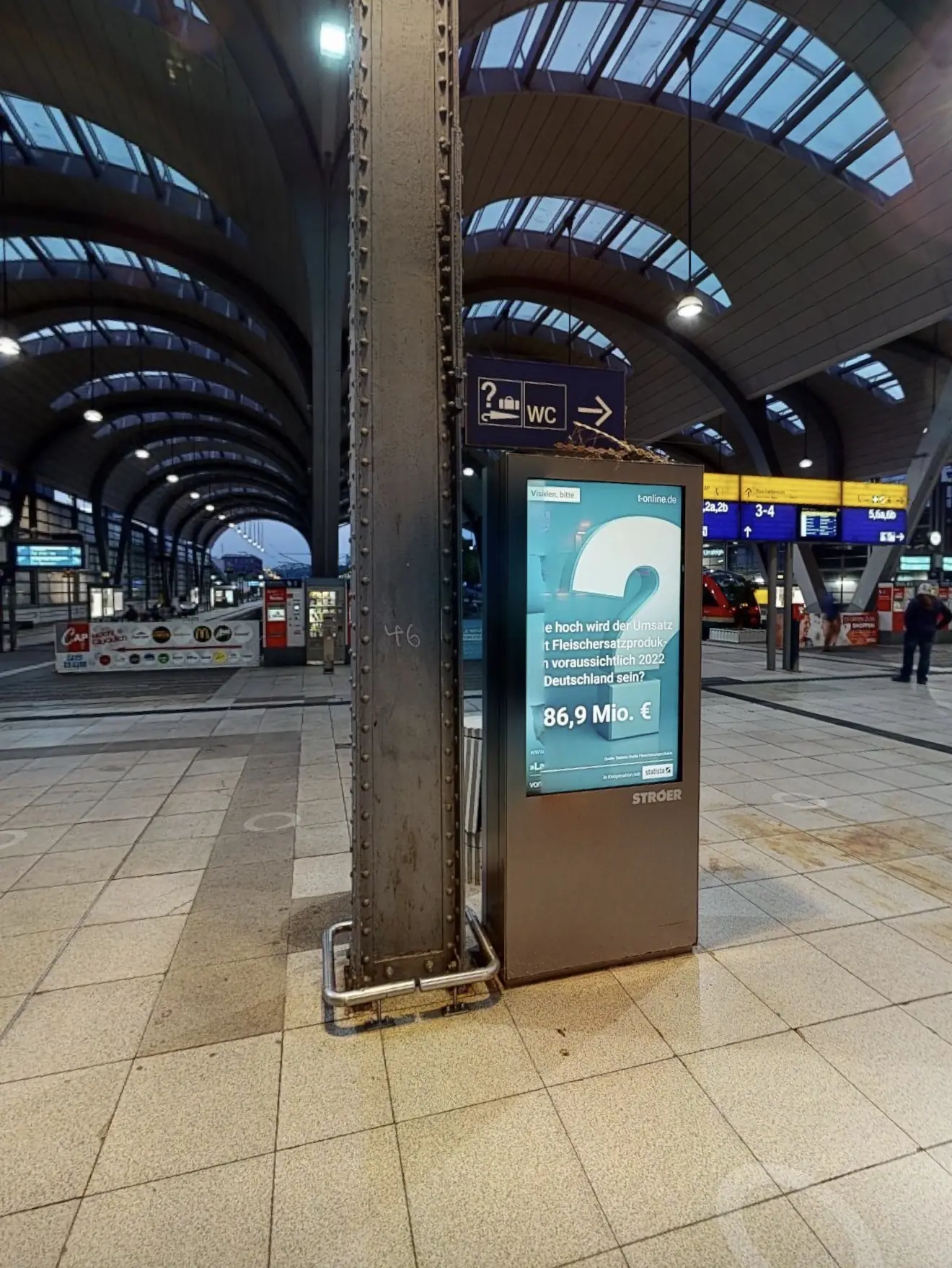 Ströer-Werbedisplay im Matterport-3D-Rundgang des Kieler Hauptbahnhofs