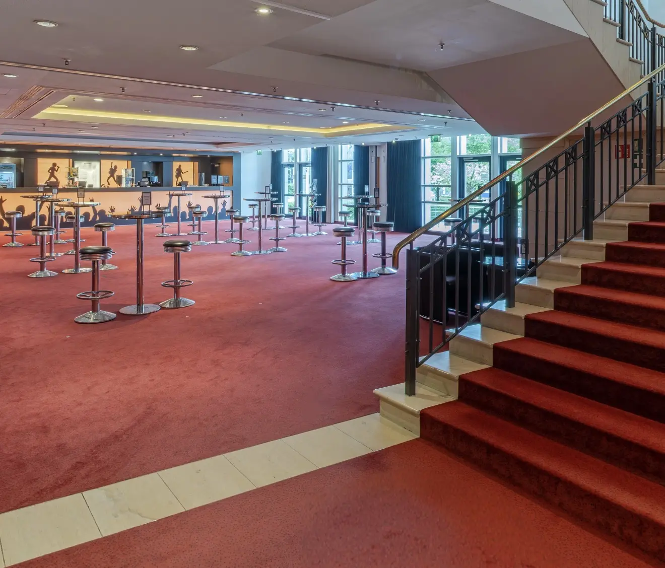 Bar und Stehtische im Palladium-Foyer