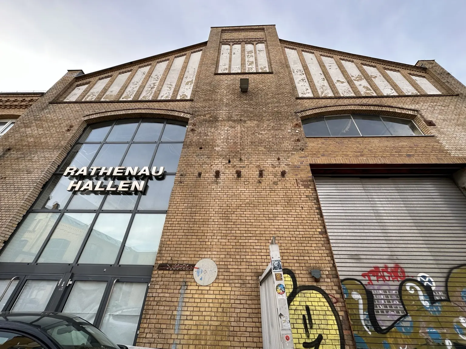 Backsteinfassade der Rathenau-Hallen in Berlin mit Schriftzug über dem Eingang.