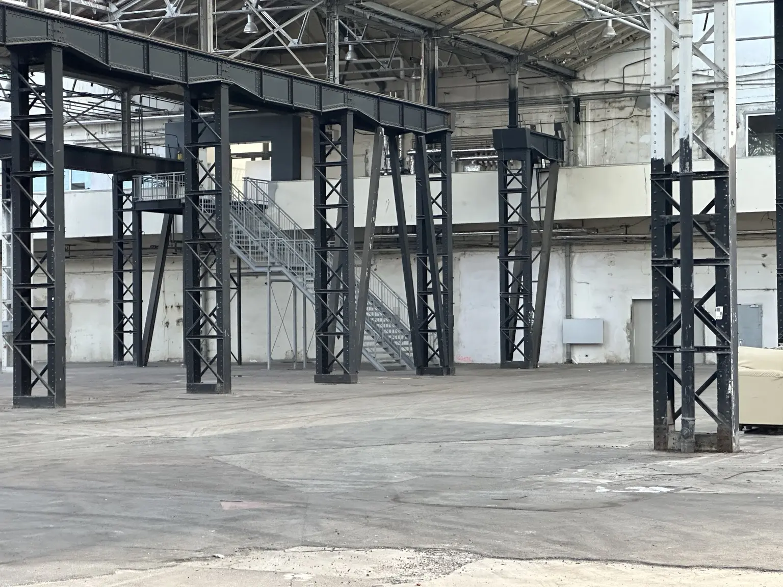 Detailansicht der dokumentierten Stahlstützen, Träger und Treppenanlage im Hallenbestand.