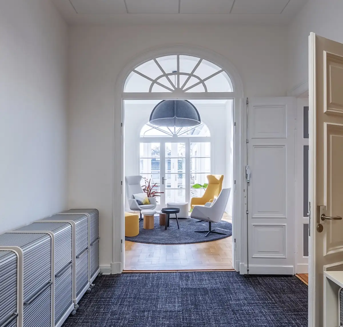 Eingangsbereich des Qube mit Rundbogen und Lounge-Bereich