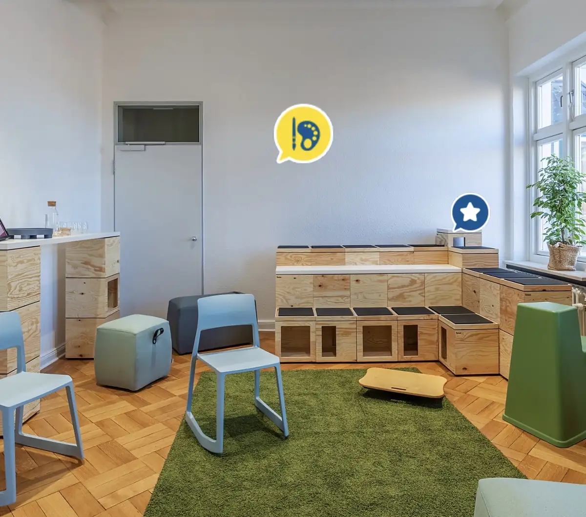 Kreativraum des Qube mit modularen Holzmöbeln