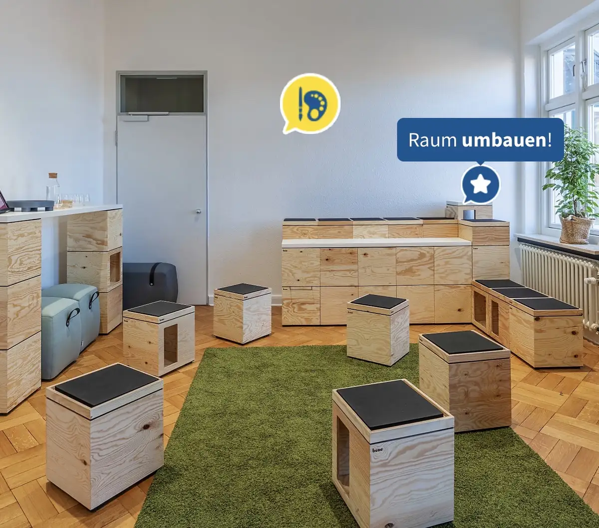 Kreativraum umgebaut mit Holzwürfeln als Sitzgelegenheiten