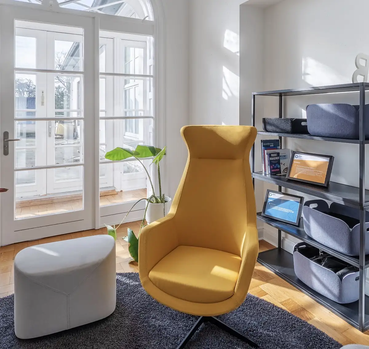 Ruhezone mit gelbem Sessel und VR-Brillen im Qube