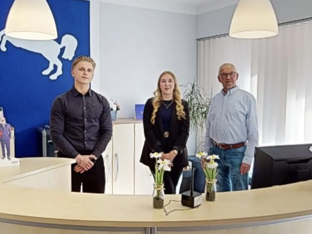 Team der mittelgroßen VGH-Filiale Reiner Brandt am Empfang