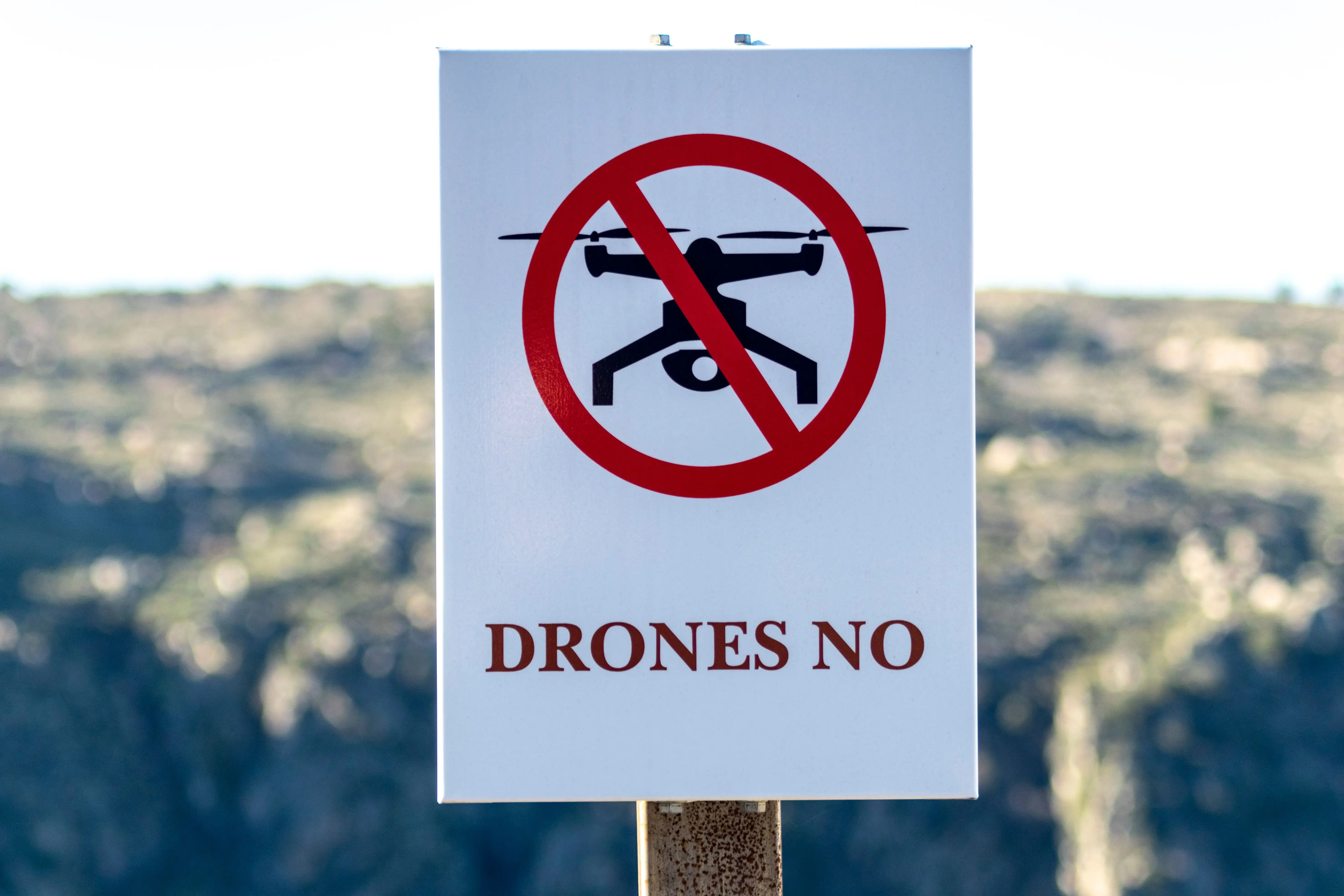 Drohne, die über eine Stadtlandschaft fliegt