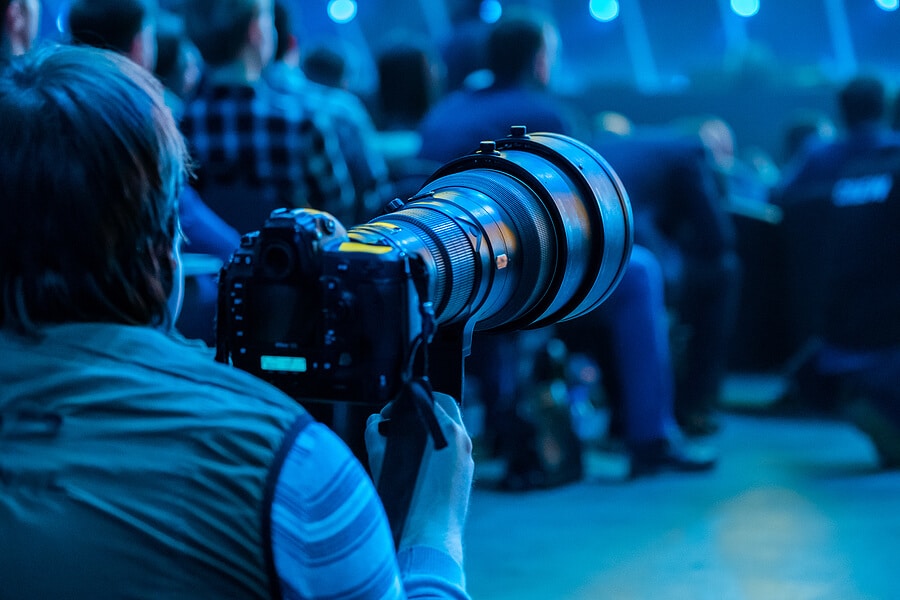 Fotograf fotografiert ein Event mit einer professionellen Kamera