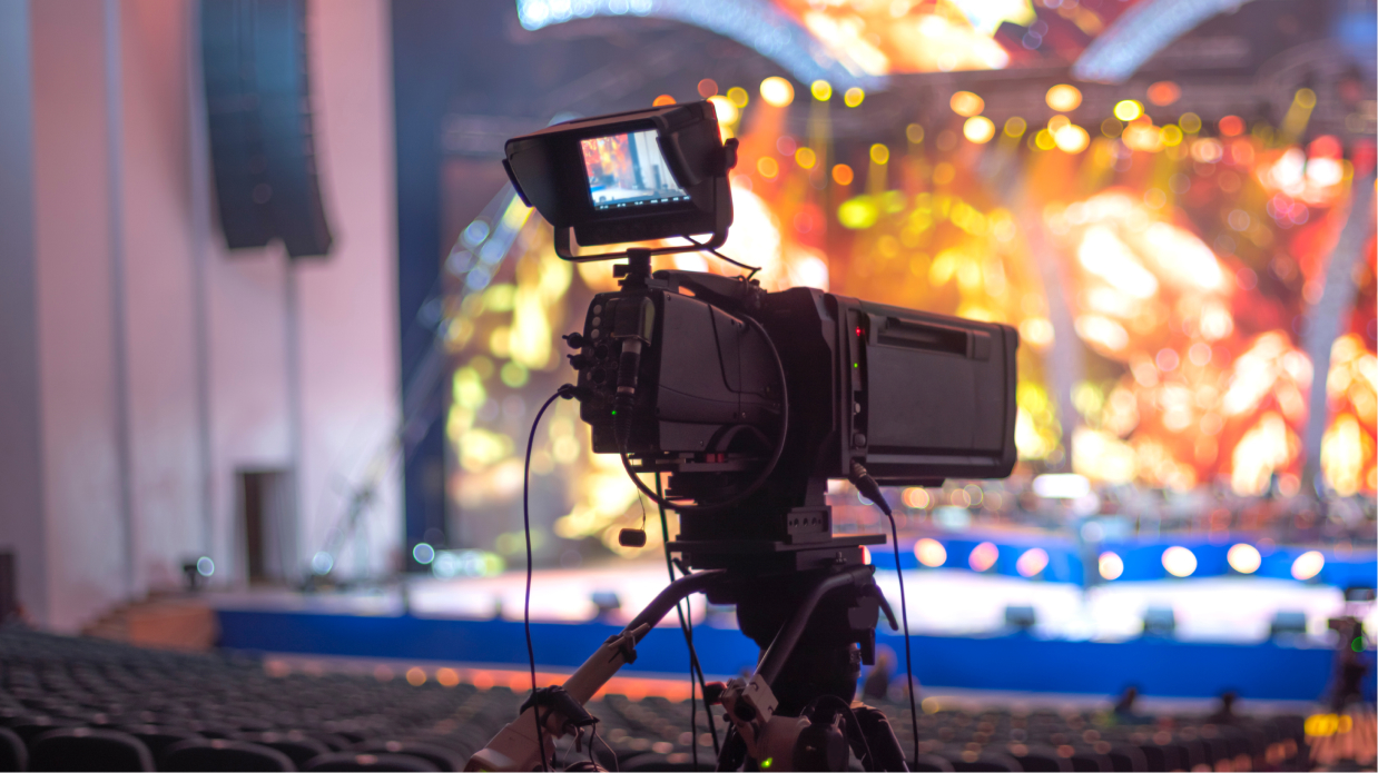 Professionelle Videokamera filmt ein Bühnenevent