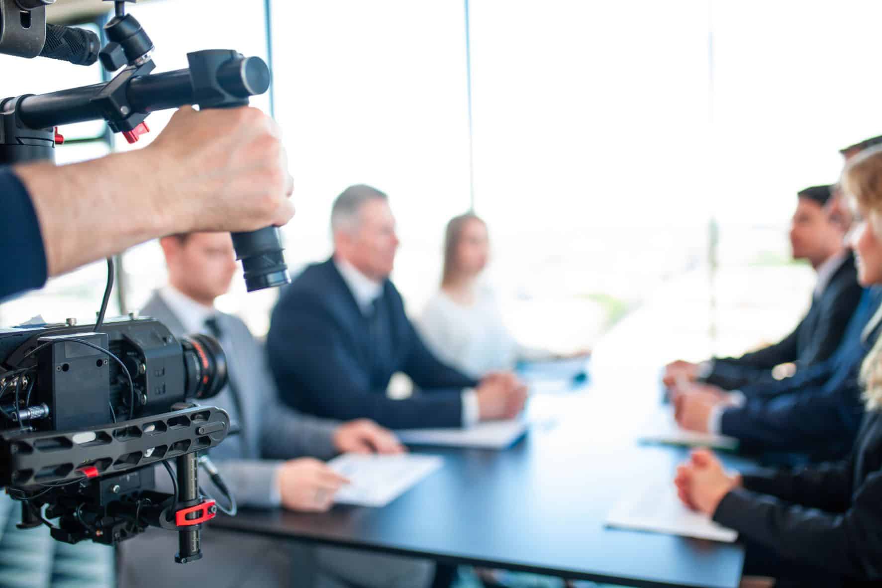 Professionelles Filmteam bei der Aufnahme eines Imagefilms in einem modernen Büro