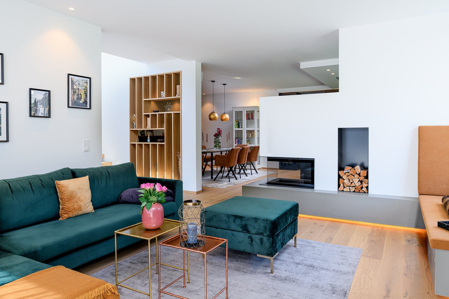 Professionelles Immobilienfoto eines modernen Wohnzimmers