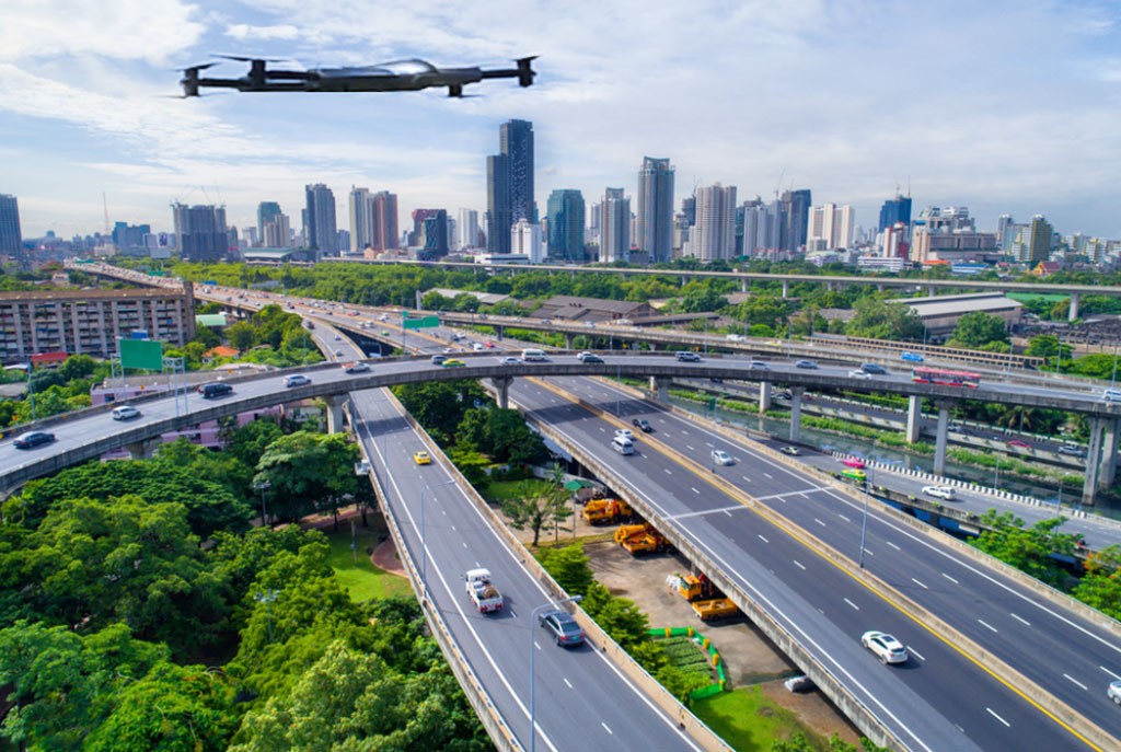 Drohne fliegt über eine moderne Stadt mit Autobahn