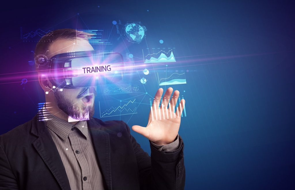 Geschäftsmann mit VR-Brille interagiert mit futuristischer Benutzeroberfläche